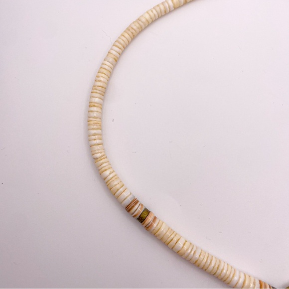 Vintage Limpet Pendant Necklace with Shell Heishi Beads and Barrel Closure - Picture 7 of 8